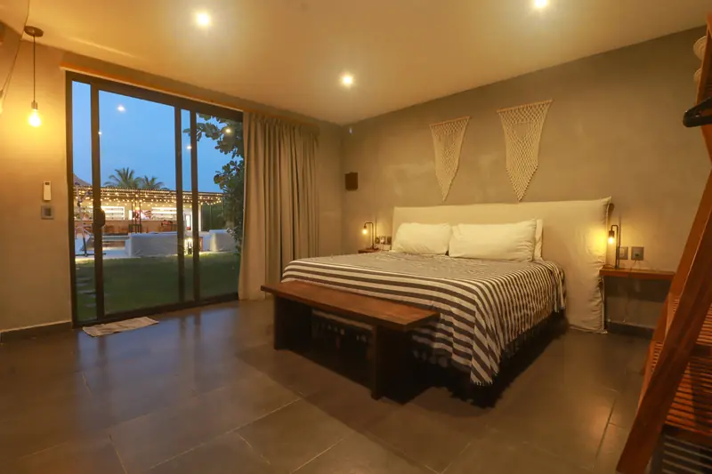 Habitación con cama king y salida al jardín